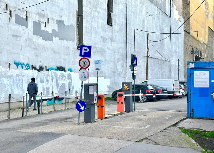 Heart Of The City Cozy Corner With Free Parking & Ac